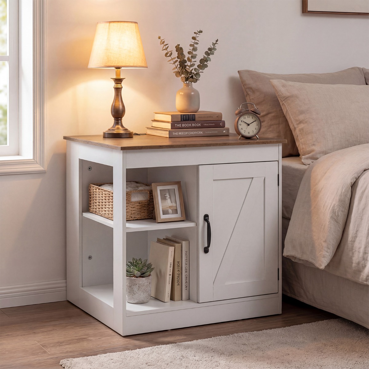 Bauernhaus Nachtisch mit Ladestation Nachtschrank mit verstellbarem Regal Schrank & Scheunentür Weiß