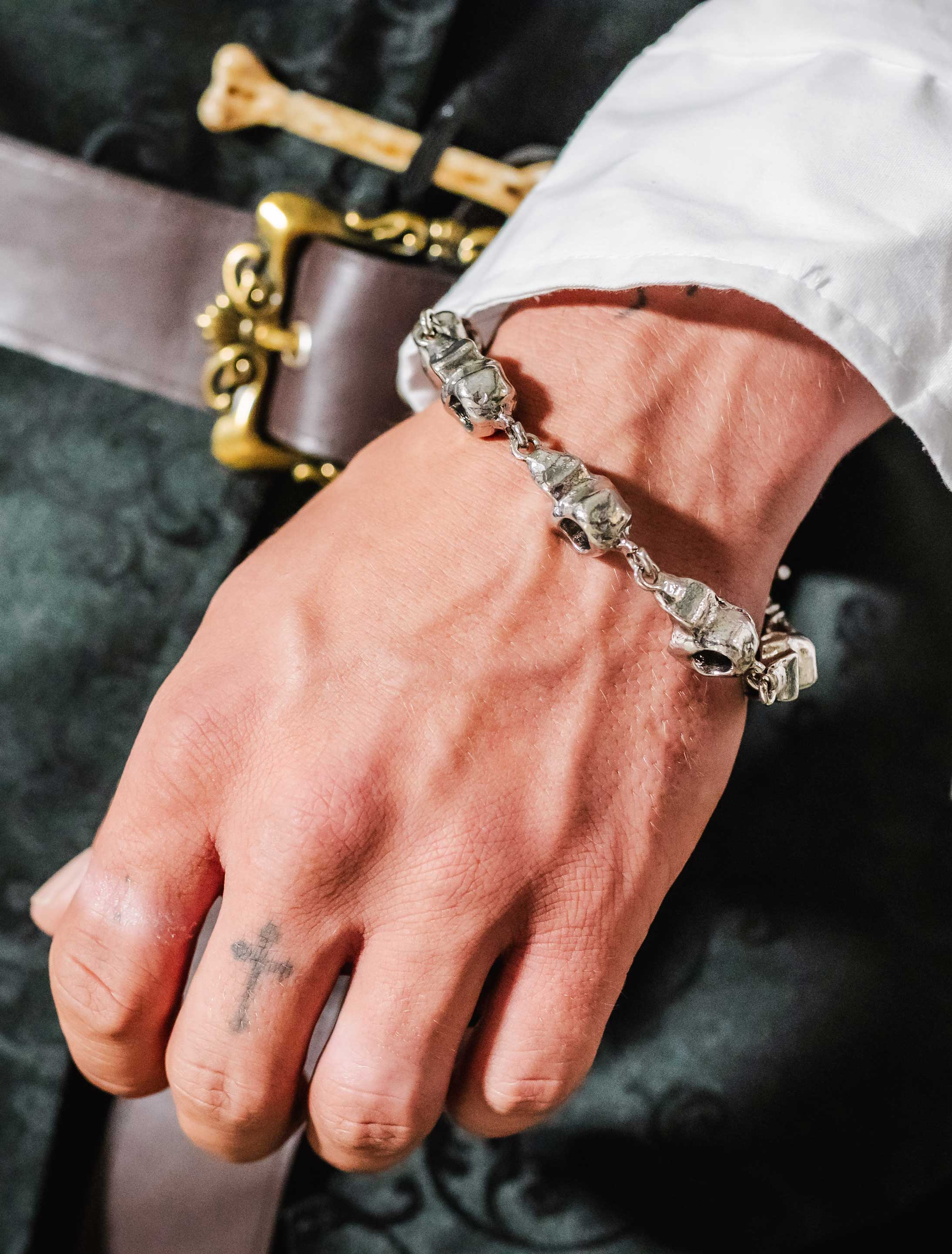 Kostümzubehör Armband Totenköpfe silber