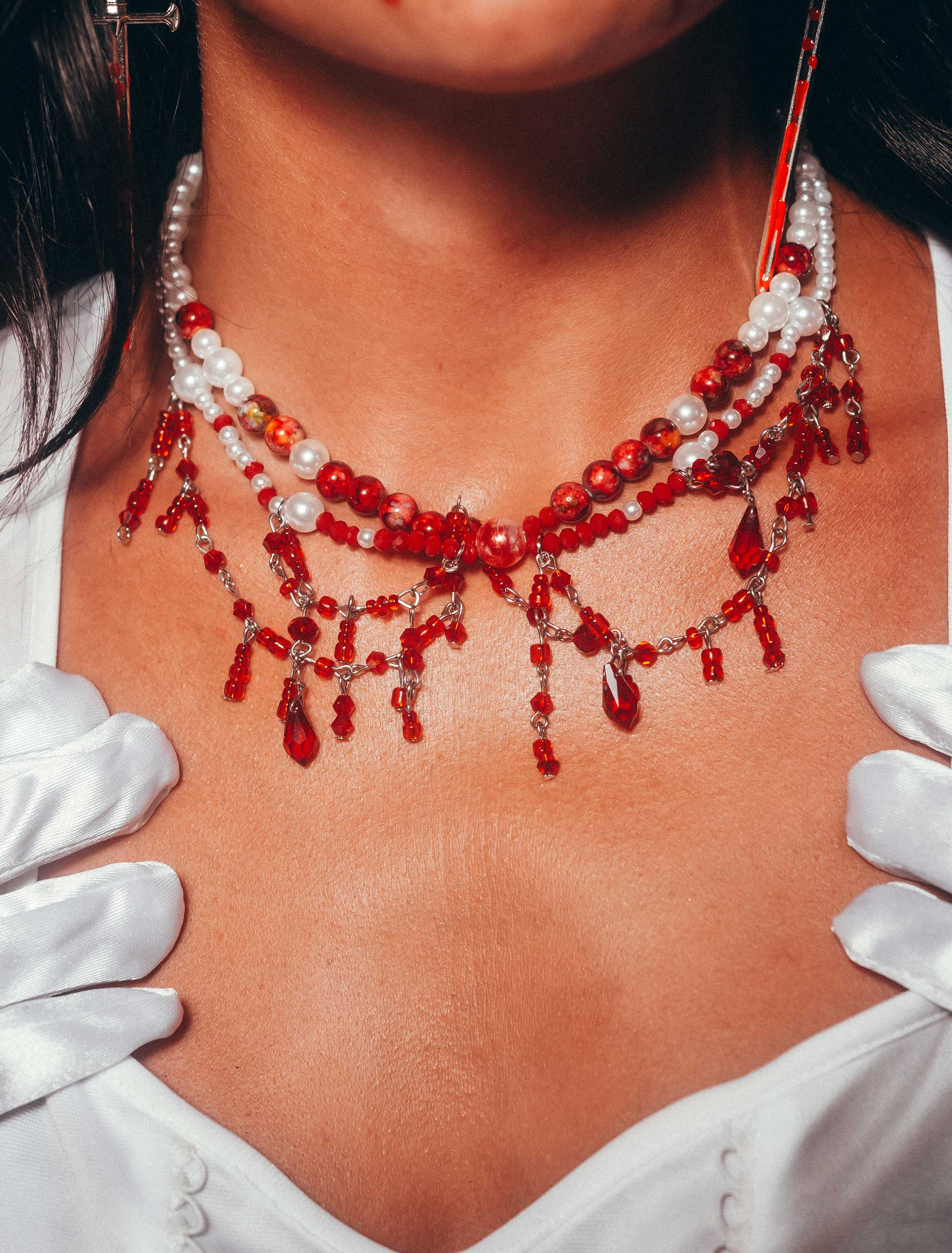 Kostümzubehör Choker Perlen blutig weiß/rot