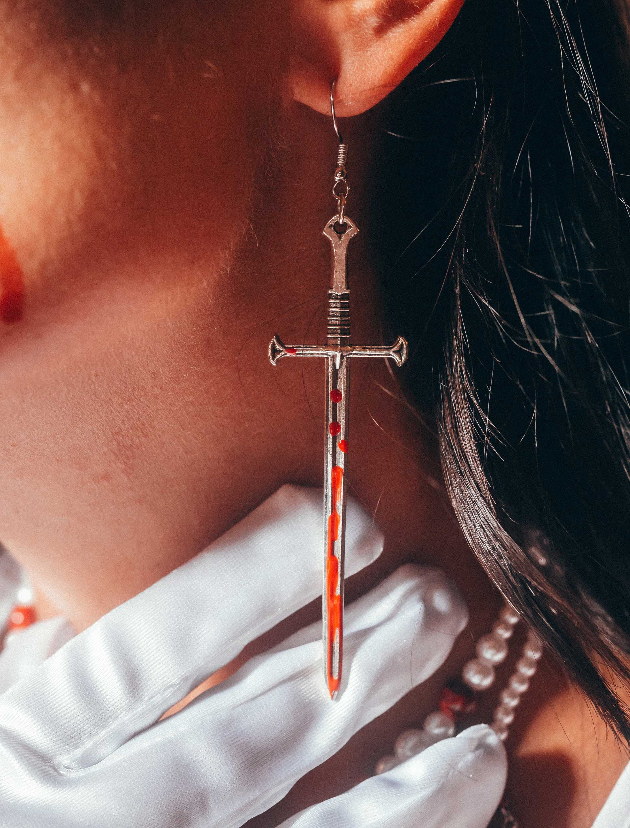 Kostümzubehör Ohrringe Schwert blutig rot/silber