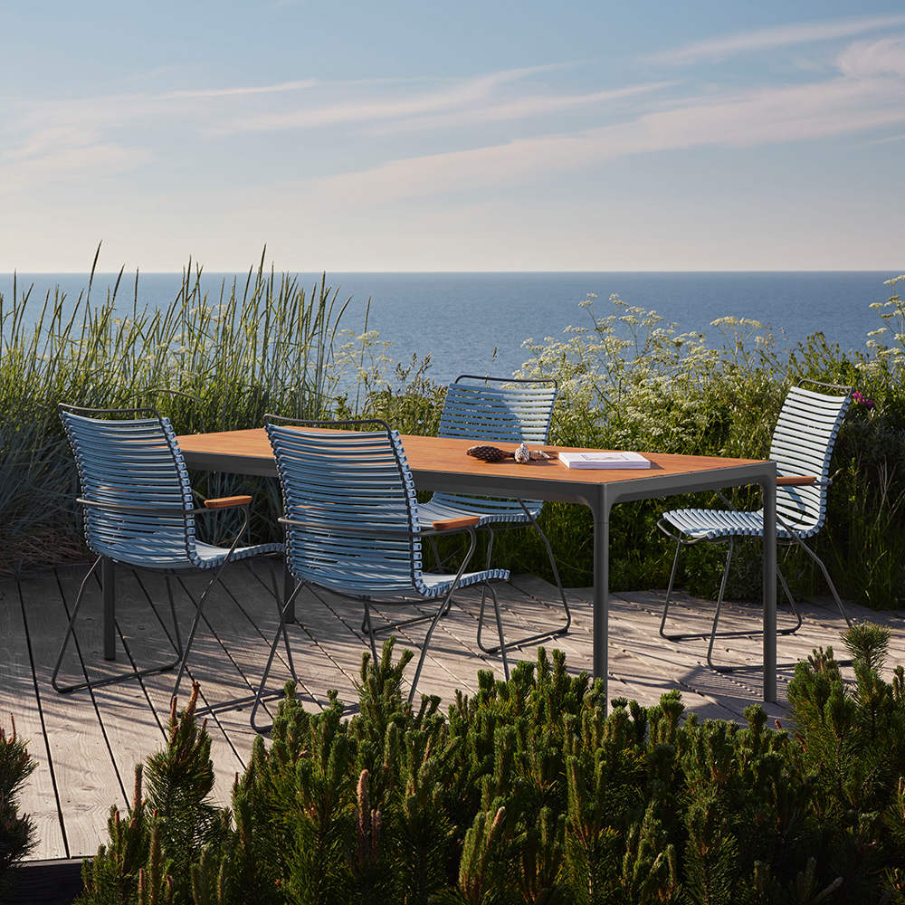 Houe Set 4x Sessel Click Dusty Light Blue mit FOUR Gartentisch aus Bambus Alu Dark grey 90x160 cm