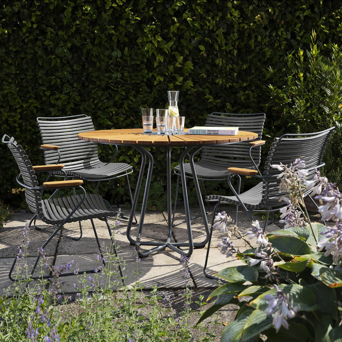 Houe 4x CLICK Gartenstuhl mit Armlehne Dark grey mit CIRCLE Gartentisch aus Bambus Ø110