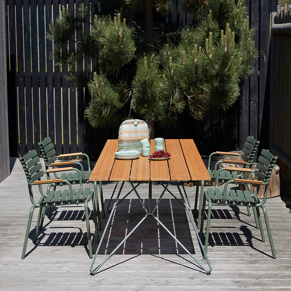 Houe ReCLIPS 4x Gartenstuhl mit Armlehne Olive green mit Gartentisch aus Bambus 160x88 cm