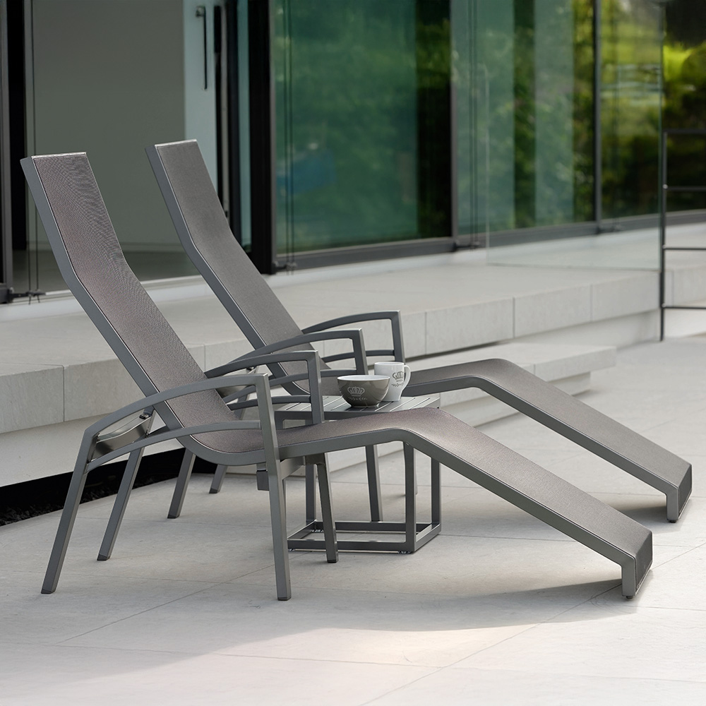 Stern 2x Relaxliege Balance 2 Alu graphit Textilen silbergrau und Armlehnen graphit mit Beistelltisch