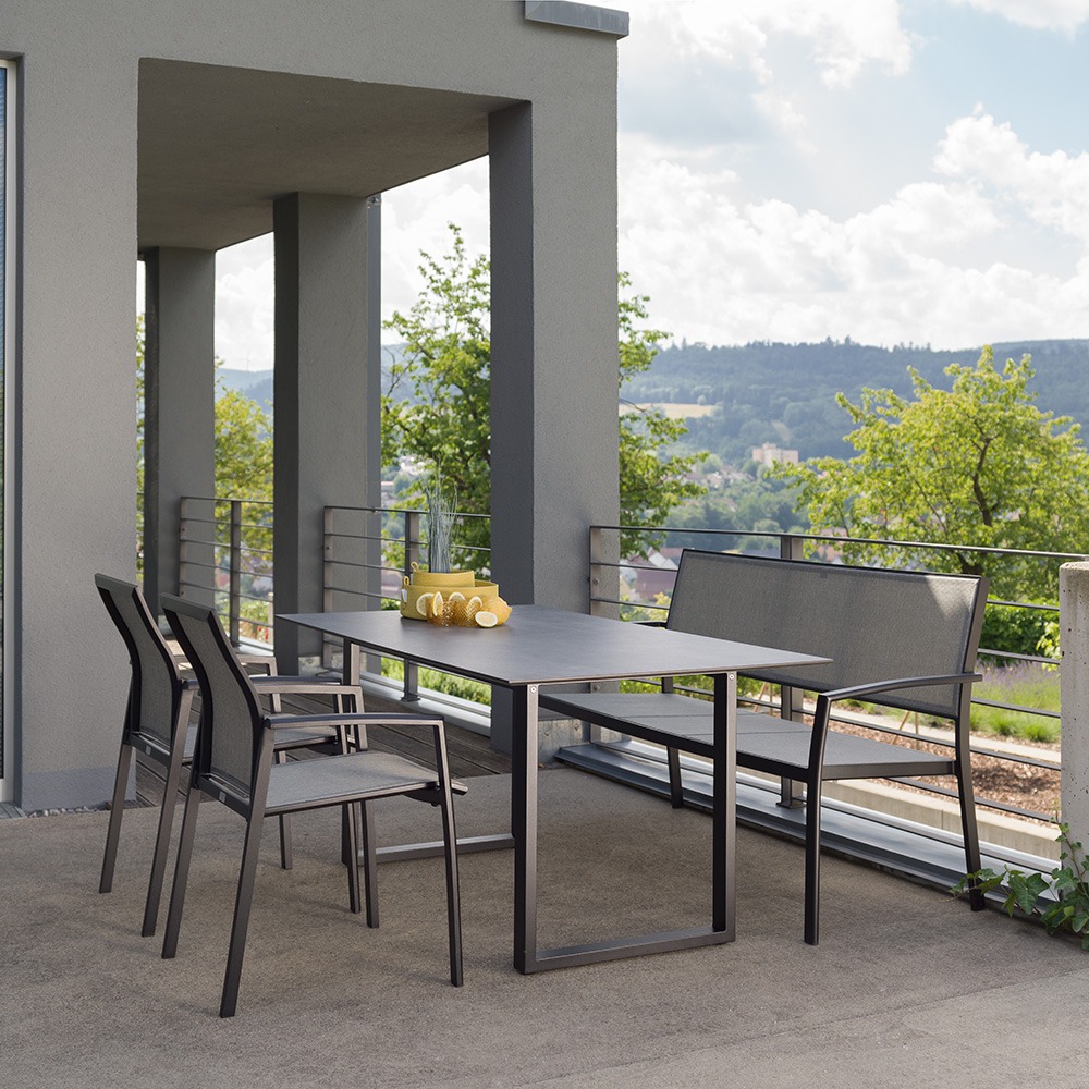 Stern 2x Stapelsessel Kari und Allround 2,5-Sitzer Bank Textilen silber mit Kufentisch Aluminium anthrazit 160x90 Dekor Zement