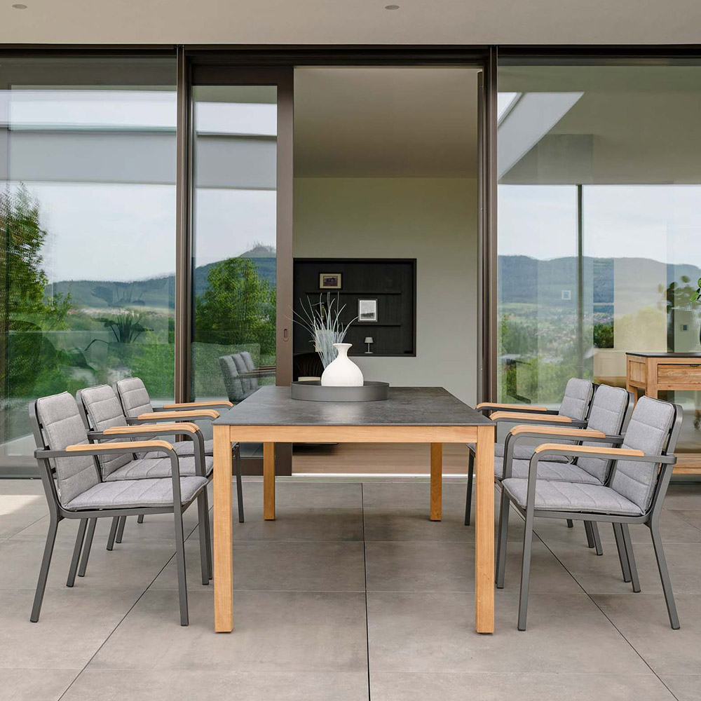 Stern 6x Stapelsessel Pepe Alum. anthrazit Auflage seidengrau mit Tisch 200x100 cm Teak Einzelbeine Tischplatte Dekton Lava anthrazit