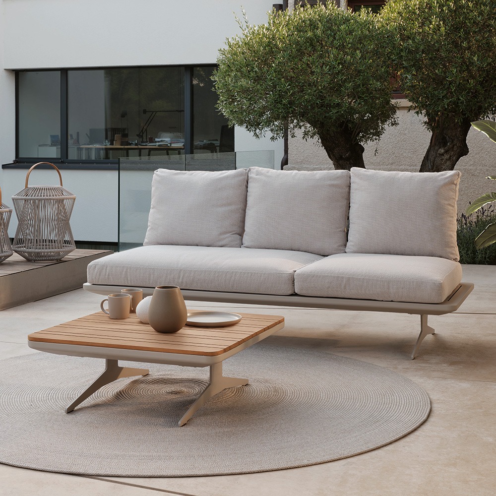 Stern Enya 2-teilig Dreisitzer Alu greige Rückenteil Outdoorstoff Vanilla und Kissen Vanilla mit Lounge-Tisch