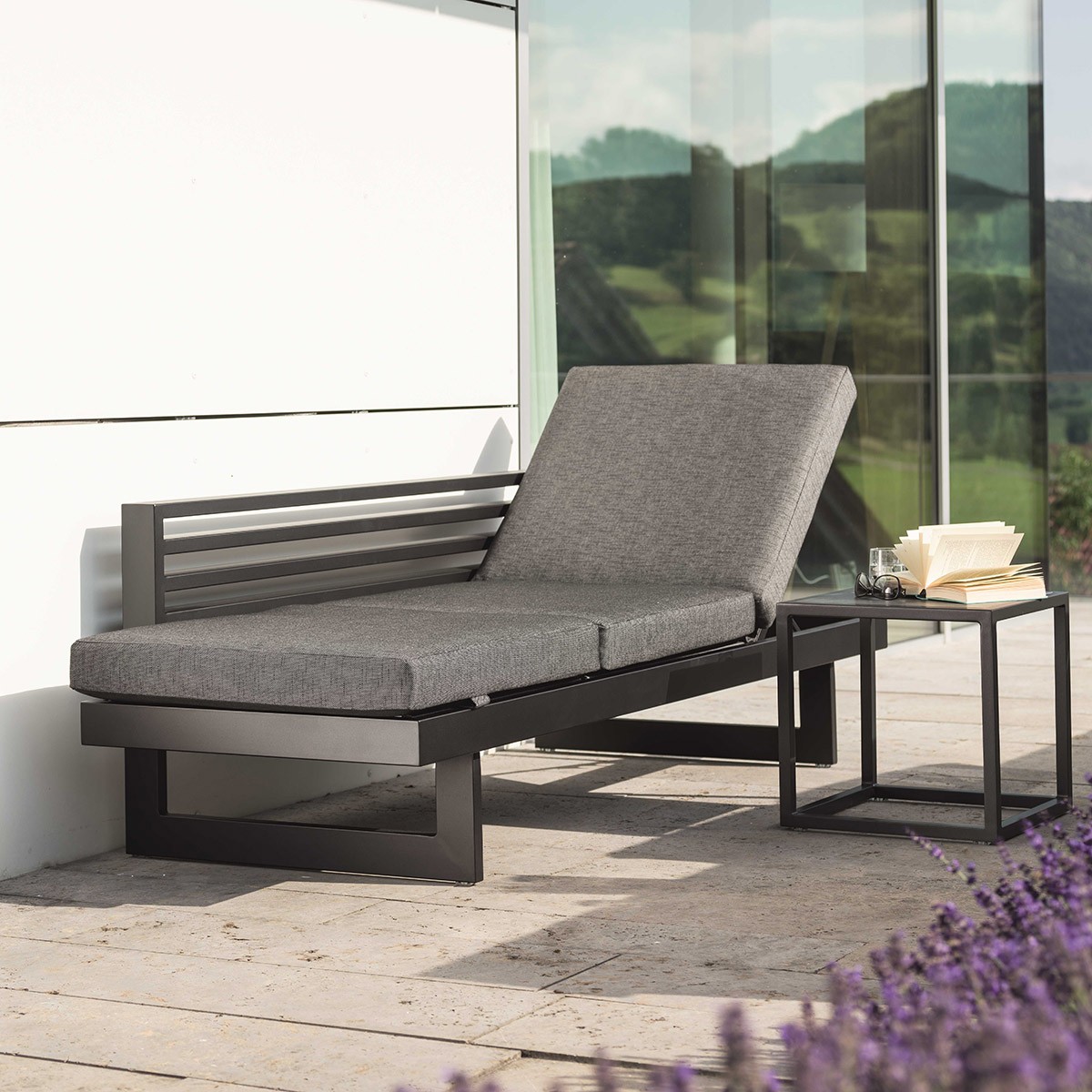 Stern NEW HOLLY Bank/Liege Aluminium schwarz matt mit Beistelltisch John 45x45x45 Dekton Lava anthrazit