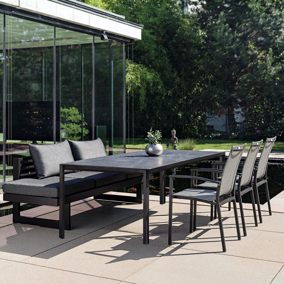 Stern NEW HOLLY DINING Bank/Liege Alu schwarz matt mit 3x Stapelsessel Evoee und Tisch 200x100 cm Tischplatte Smoky