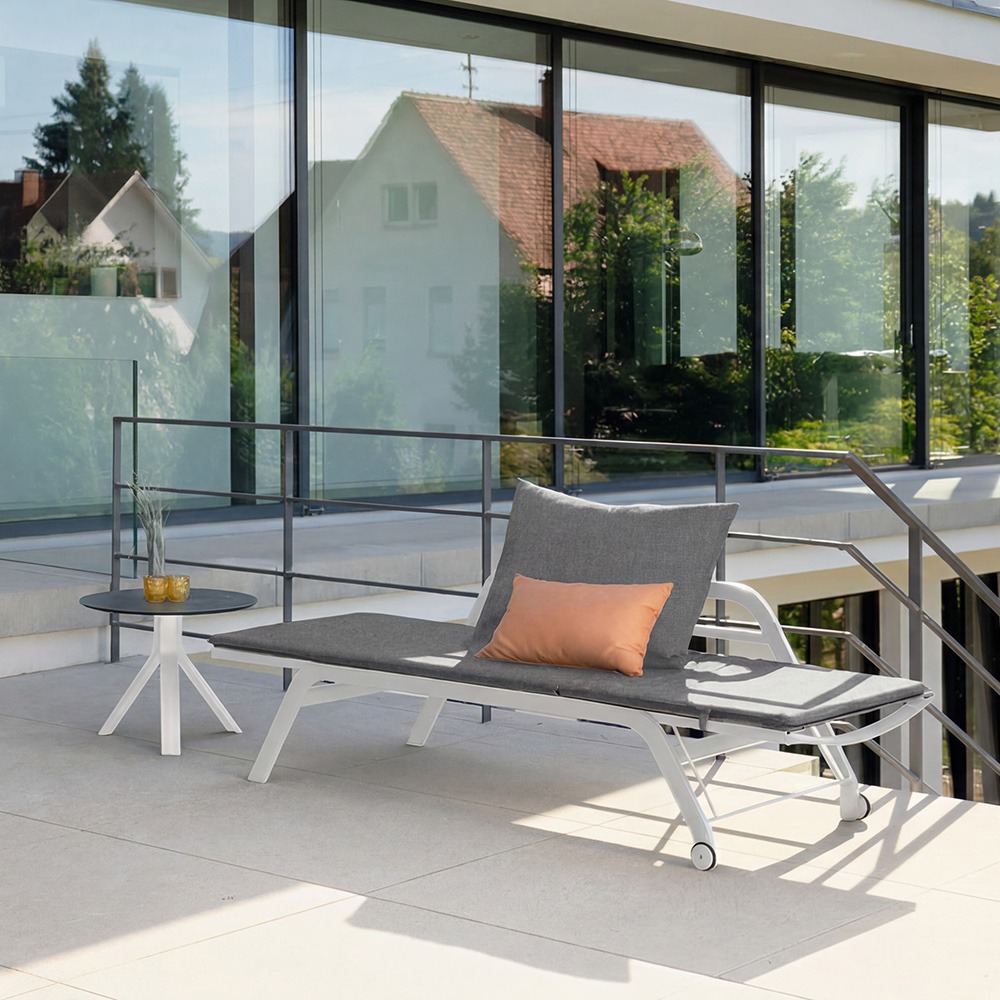 Stern NOVI Aluminium Set 2-teilig Novi Aluminium weiß bestehend aus einer Rollenliegen/Bank und einem Beistelltisch Ø65 cm
