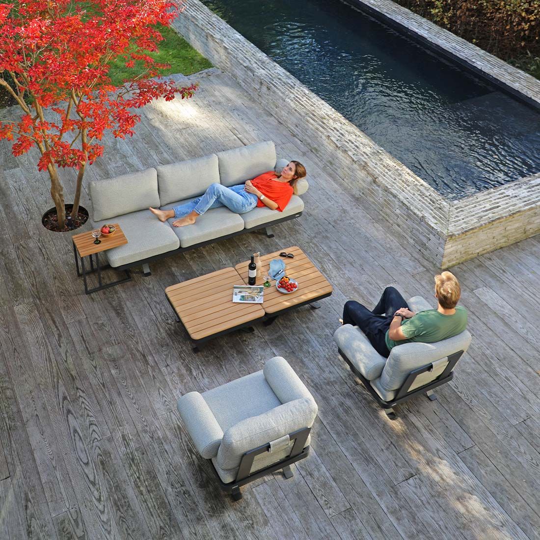 Zebra Sky Lounge 3-Sitzer Set camden grey, 2x Lounge Sessel mit 2x Lounge Tisch Platte Teak und FLY Beistelltisch Teak platte
