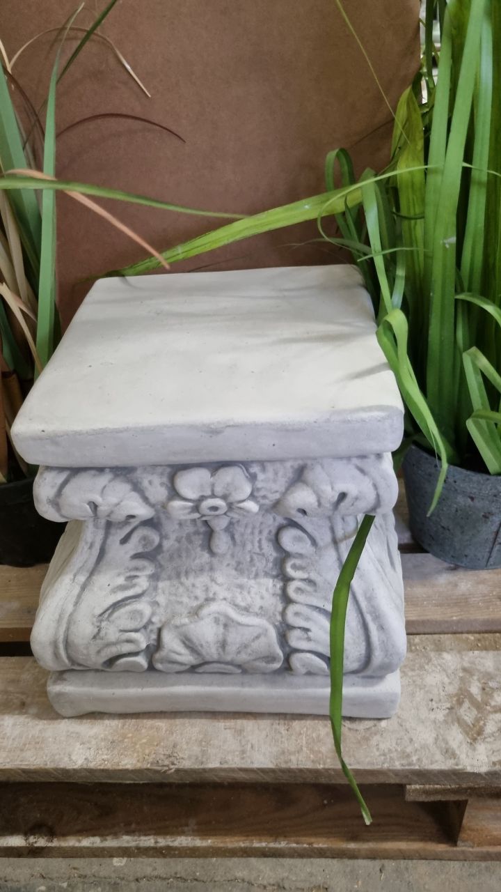 Sockel, Säule für Figuren, 'Blume', klein, antik grau