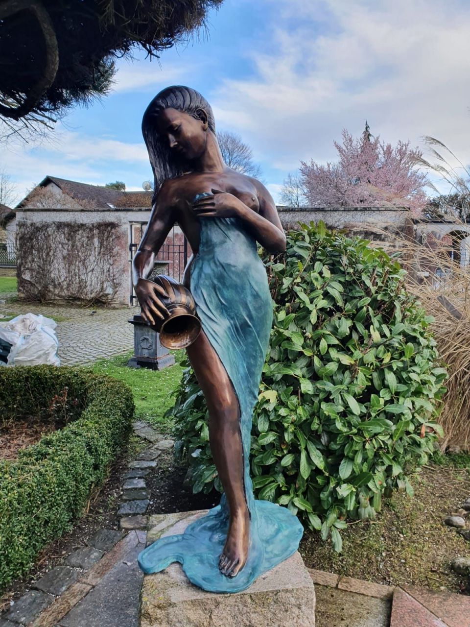 Gartenfigur 'Frau mit Krug', groß, als Wasserspiel möglich aus Bronze