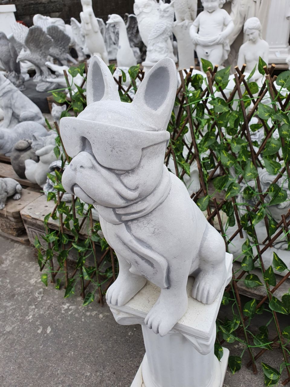 Gartenfigur Dogge 'Cool' mit Brille, antik-grau