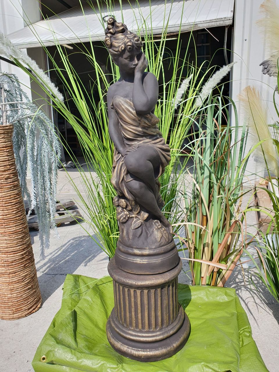 Gartenfigur Mädchen auf Blumen mit Sockel 'Elegance'