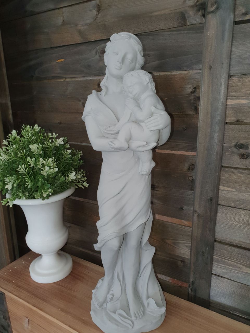 Gartenfigur 'Frau mit Kind', verschiedene Farben