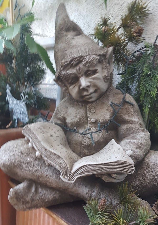 Gartenfigur 'MIKE' lesender Wicht © by Fiona Scott, Steinguss - Original von ...