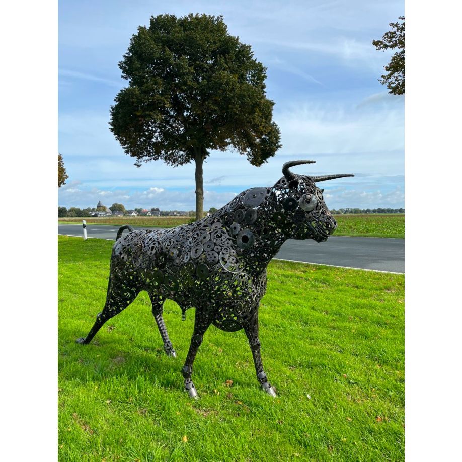 Stier 'Torro', nach oben schauend, Eisen, schwarz