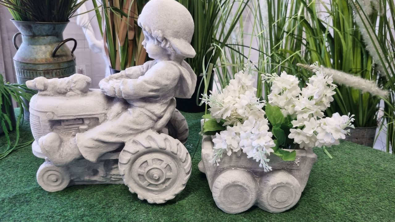 Gartenfigur Junge auf Traktor und Anhänger, antik grau