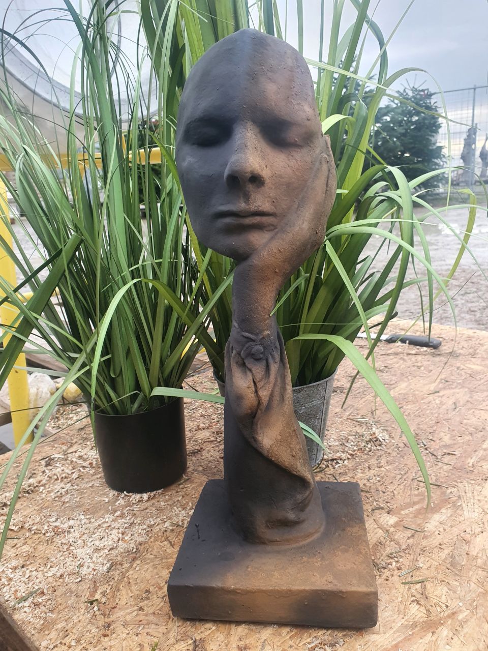 Skulptur, Büste 'Nachdenklich', Gesicht in Hand, verschiedene Farben