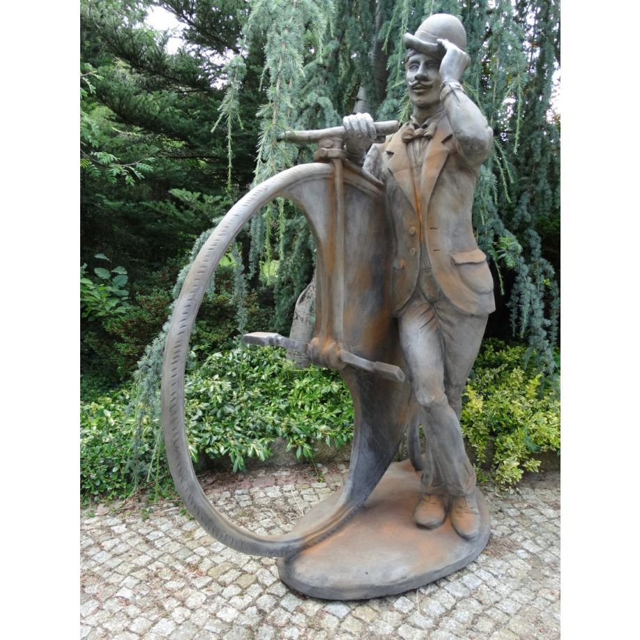 Skulptur Herr mit Fahrrad 'JOSEPH', Betonguss von Zauberblume, Rosteffekt