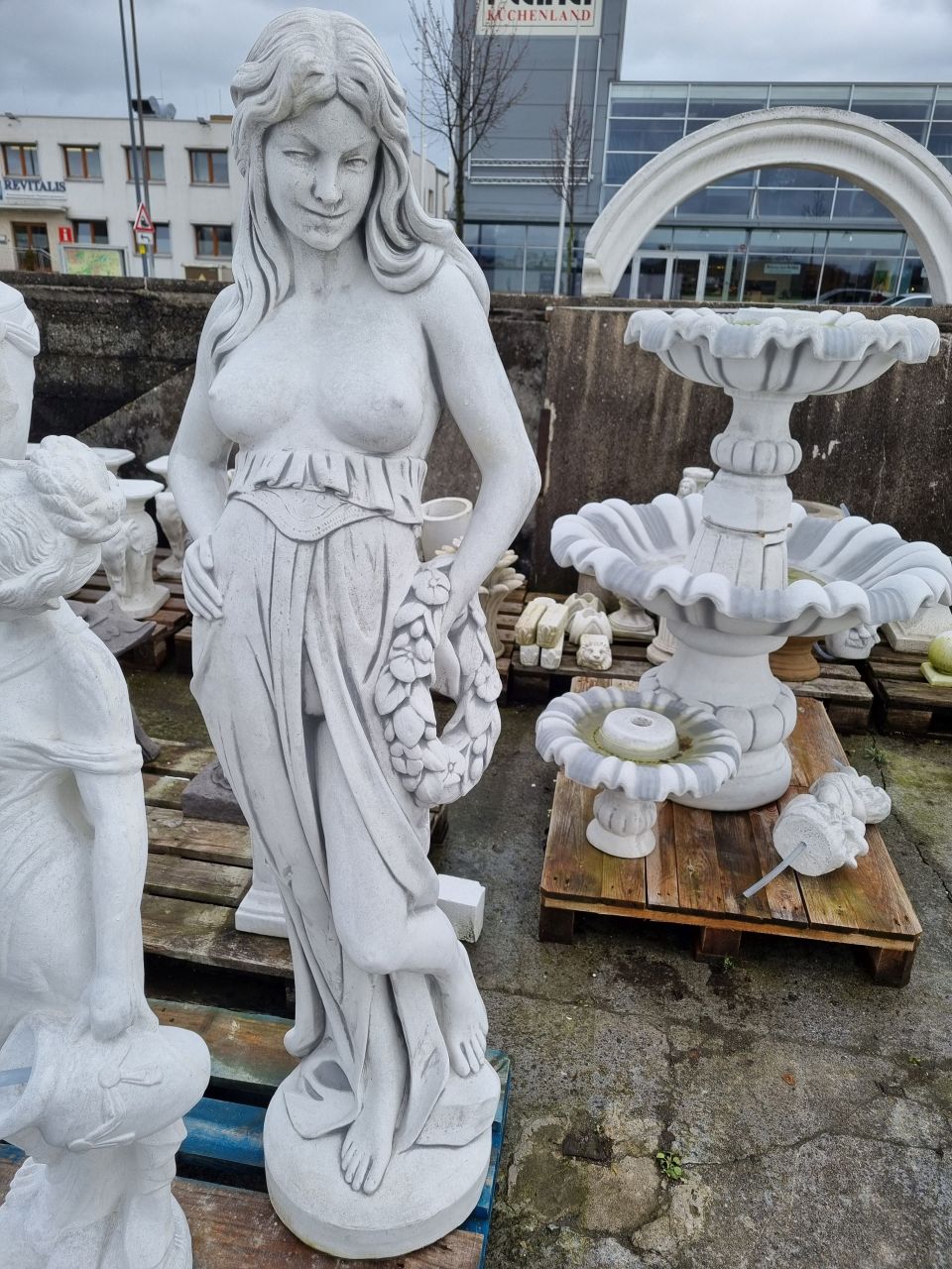 Gartenfigur Frau mit Kranz aus Blumen, antik patiniert
