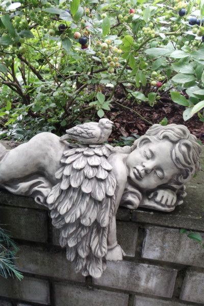 Gartenfigur Engel 'AZUR', liegend mit Vogel zum Stecken - Original von Vidroflor