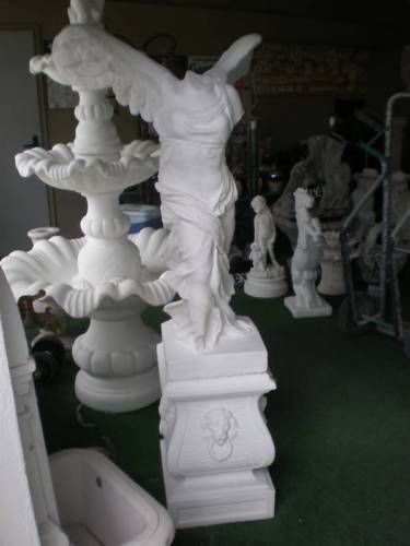 Gartenfigur Nike von Samothrake, klein, weiß, mit oder ohne Sockel