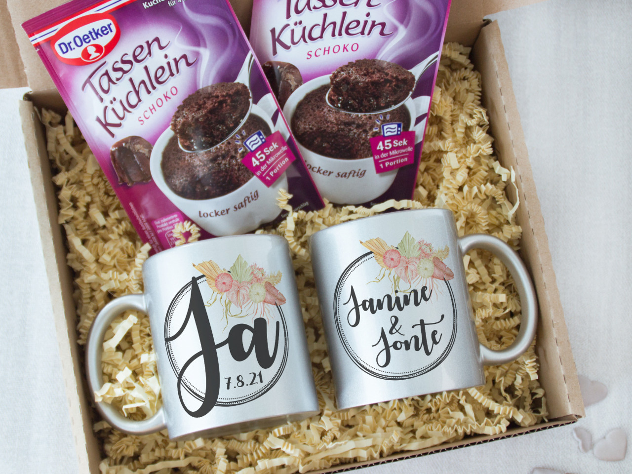 Geschenk Set zur Hochzeit, JA Tassen personalisiert im Kranz