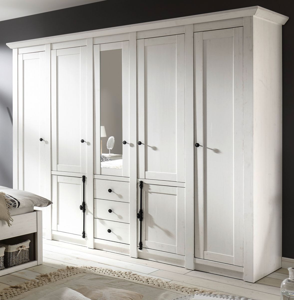 Kleiderschrank Hooge in Pinie weiß 236 x 206 cm