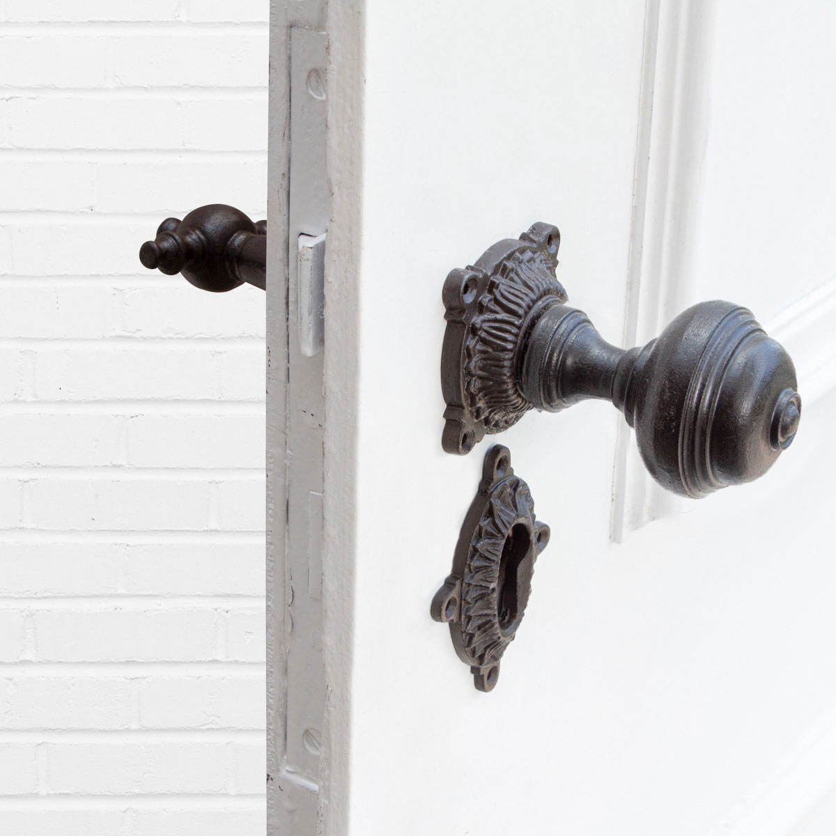 Türbeschlag mit Türklinke & Knauf für Haustüren, feststehend mit Porzellangriff |PZ| Eisen braun