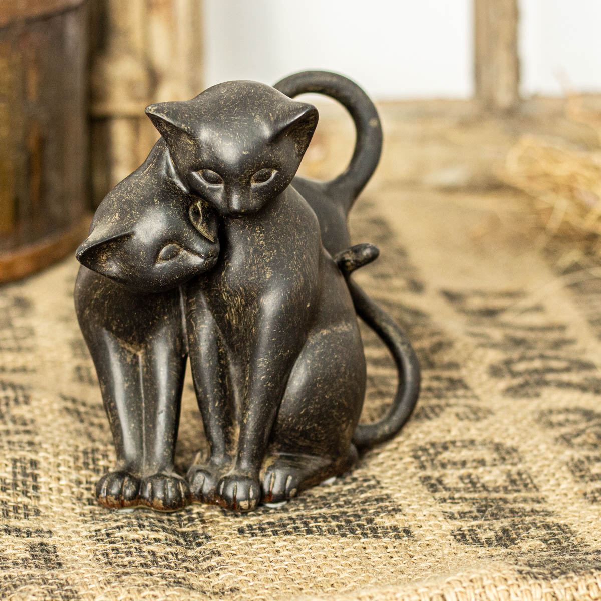 Schmusende Katzen - bezaubernde Katzengruppe als Dekoration