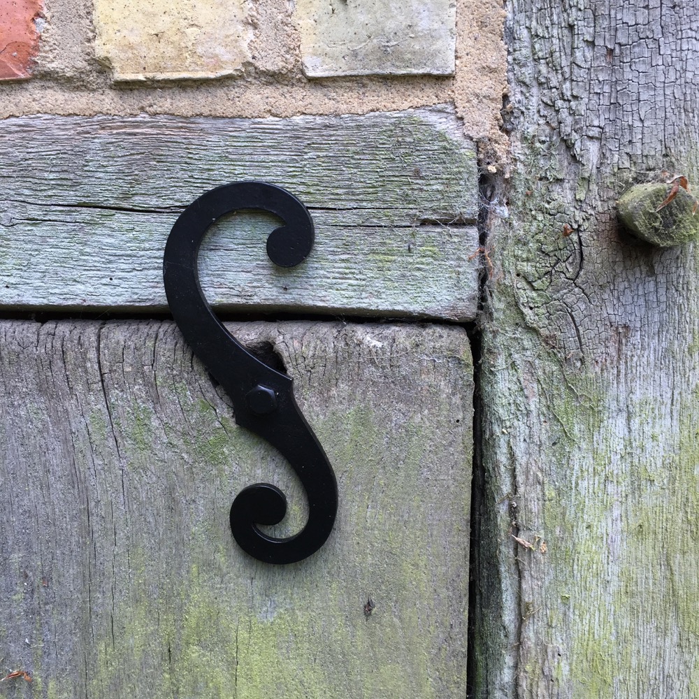 Halter für Windladen, Fenster Wirbel 'RECHTS' | Eisen, schwarz | H17,0xB8,0cm