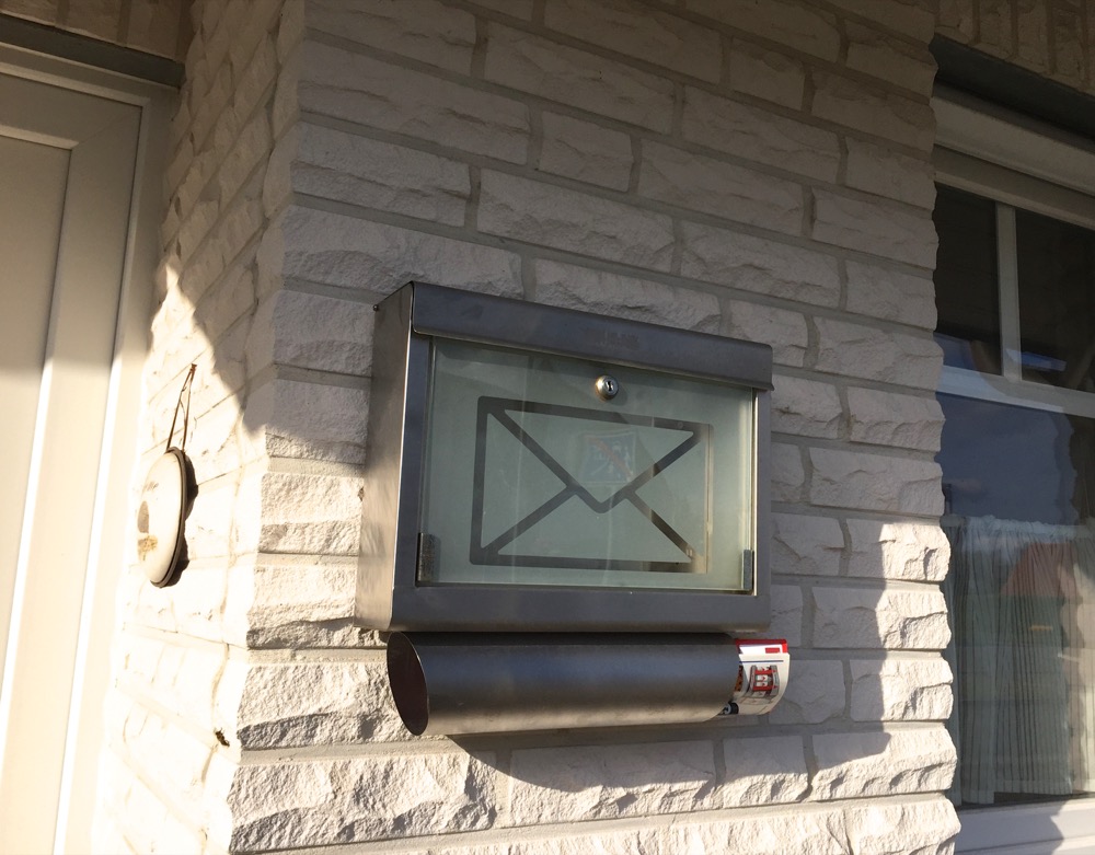 Briefkasten Edelstahl + Glas, tolles Design- Wand-Briefkasten mit Zeitungsrolle