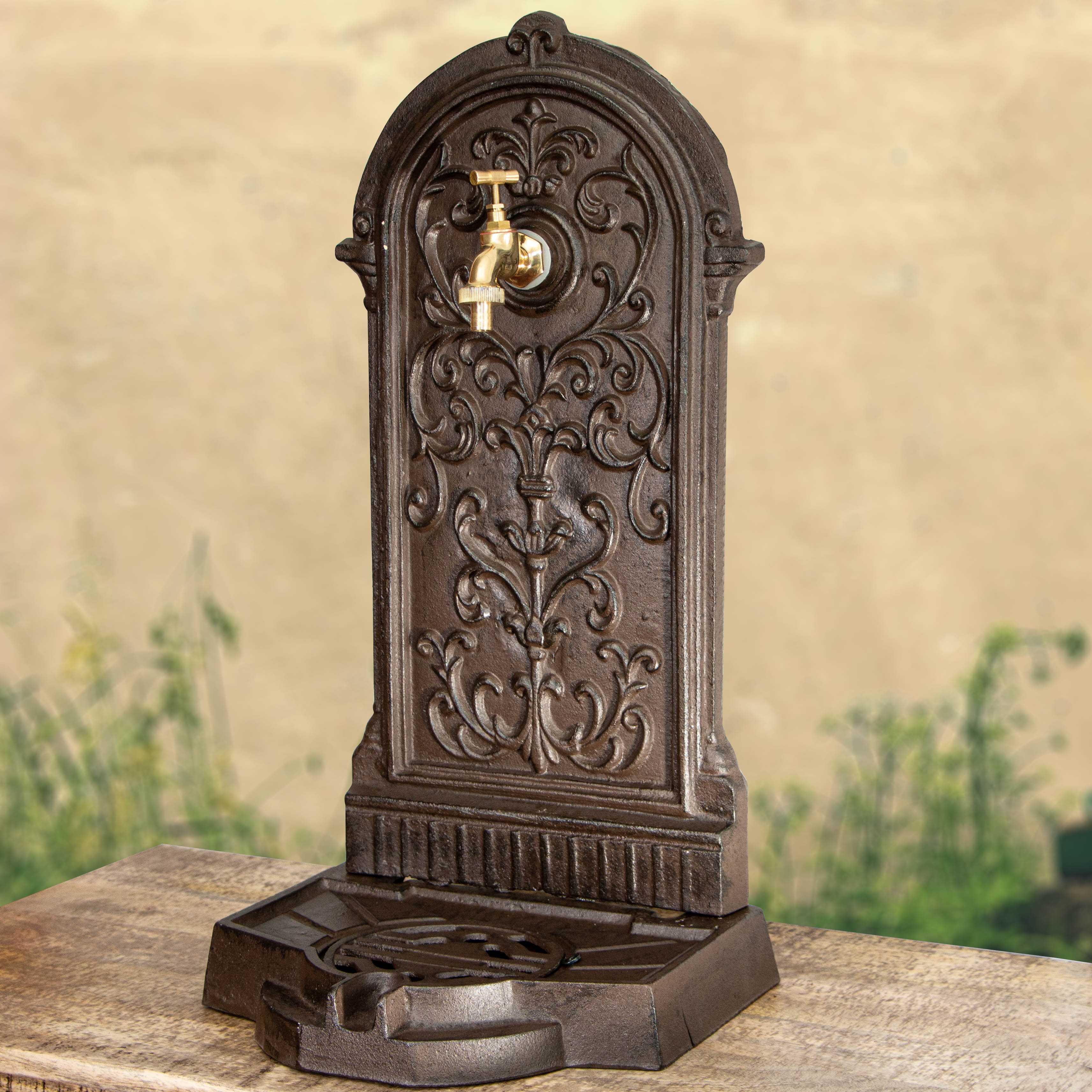 Standbrunnen mit Wasserhahn, Eisen in Braun, wie antik, Gartenbrunnen