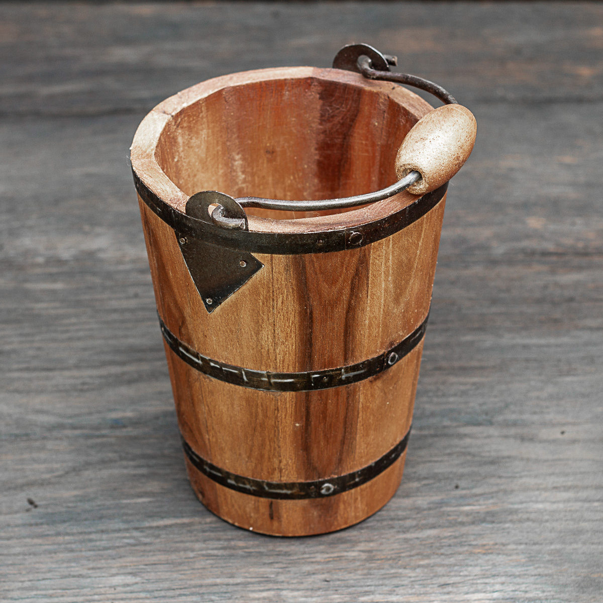 Holzeimer als Deko, Pflanzkübel, Übertopf aus Holz, Eimer mit Metallbeschlag