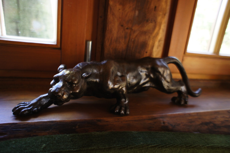 Panther Skulptur für den Schreibtisch, Deko Raubkatze, Jaguar in Bronze-Opitk