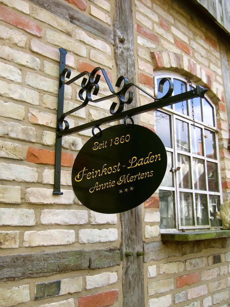 Werbeschild groß schwarz, Ladenschild, Schnörkel-Aushang, Schild Altstadt Laden