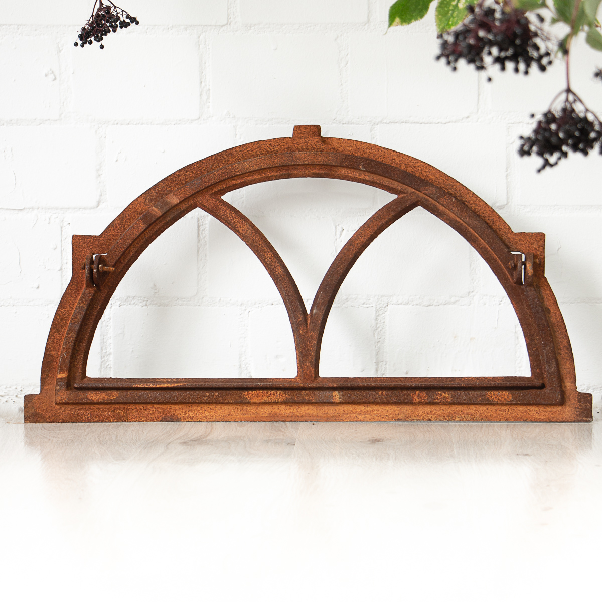 Halbrundes Eisenfenster, Stallfenster klappbar, wie Antik-Fenster
