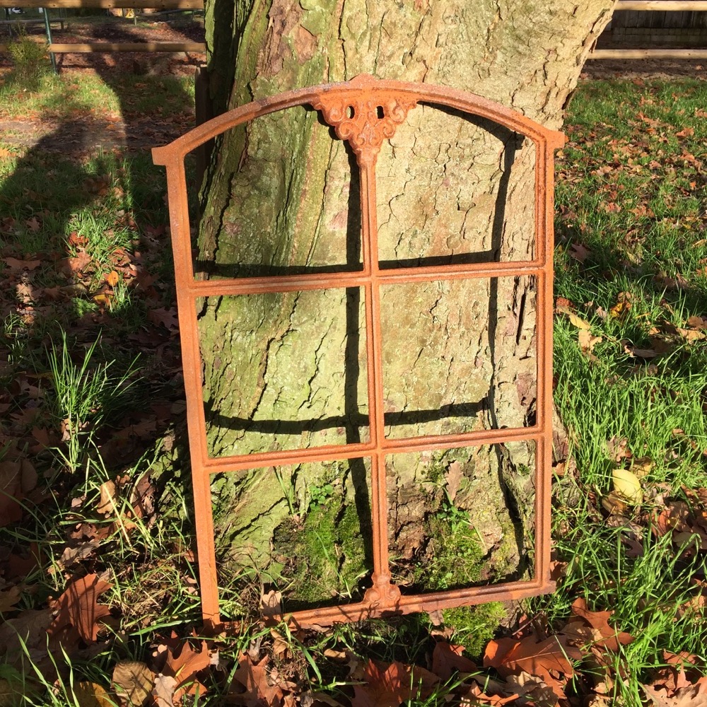 Schön verziertes Eisenfenster mit Stichbogen - Antike Stall Fenster Garage