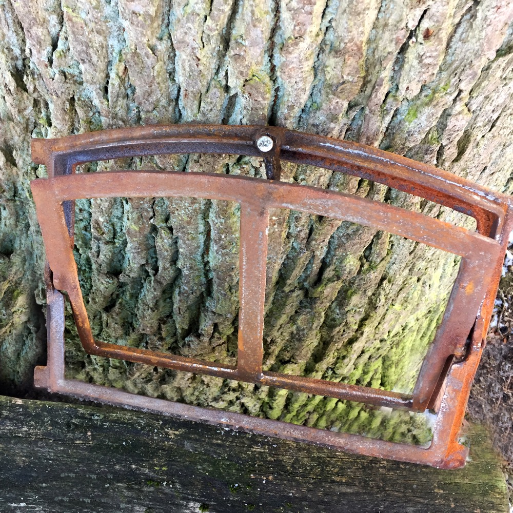 Kleines Eisenfenster zum Öffnen - Scheunenfenster Fenster Mauer Ruine Stall