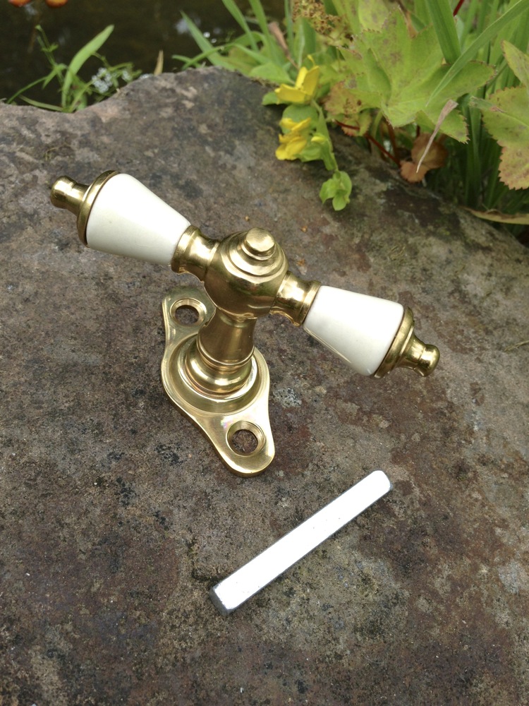 Fenstergriff aus Messing poliert, Porzellan, Gründerzeit Fenstergriffe