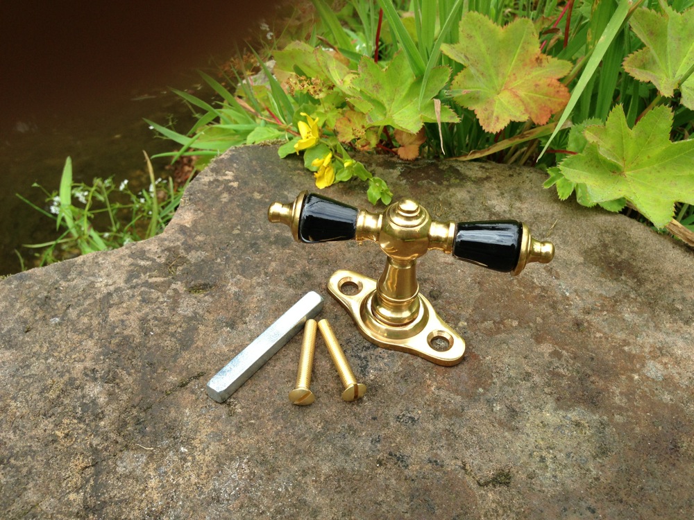 Fenstergriff Messing poliert Porzellan Griffstücke schwarz, Gründerzeit Fenster