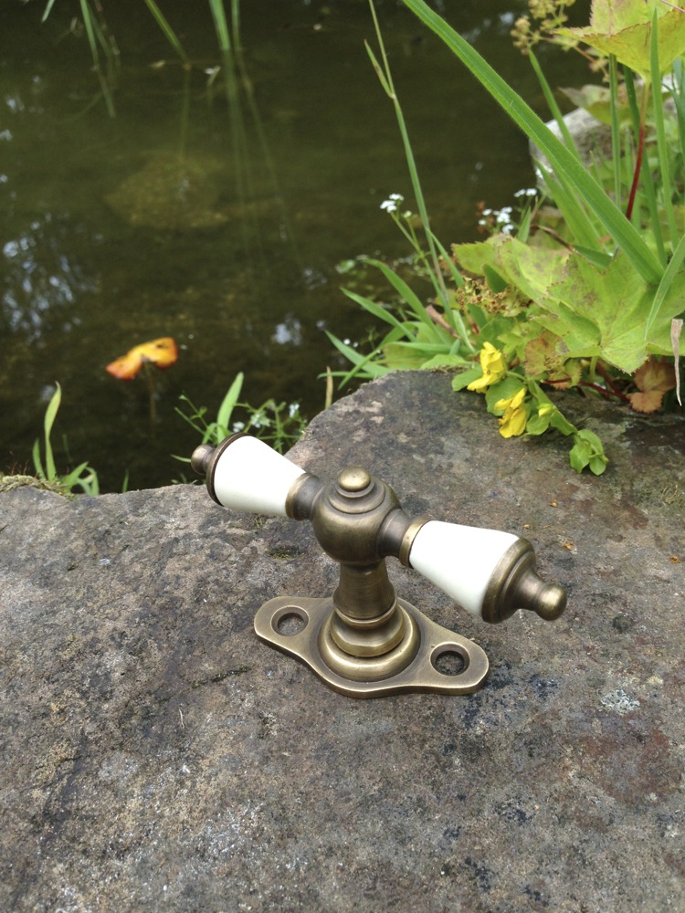 Fenstergriff Messing, antike Fensterbeschläge, nachgefertigt Porzellan altweiß