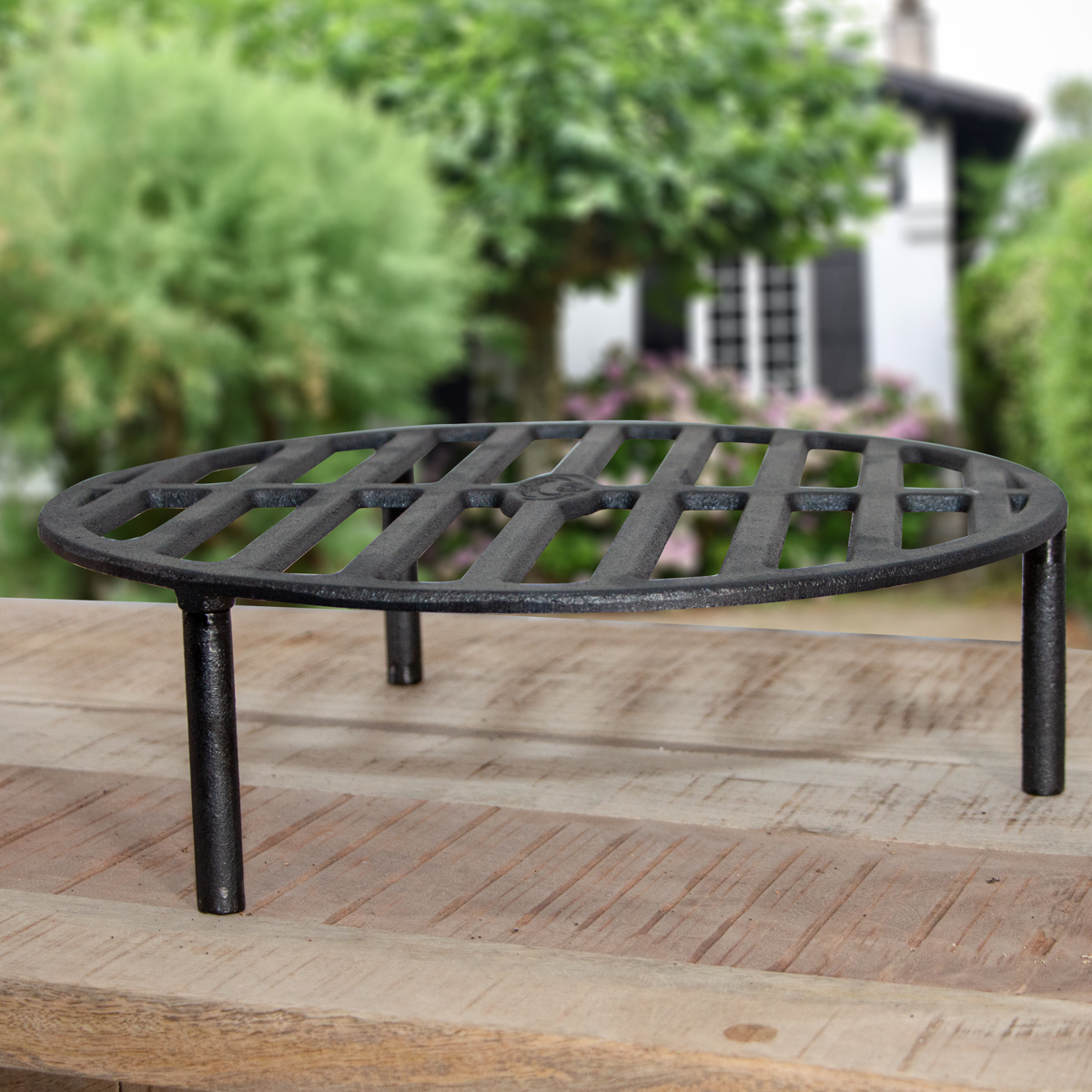 Feuerrost im modernen Design, Transportabler Grill, Eisen, Schwarz