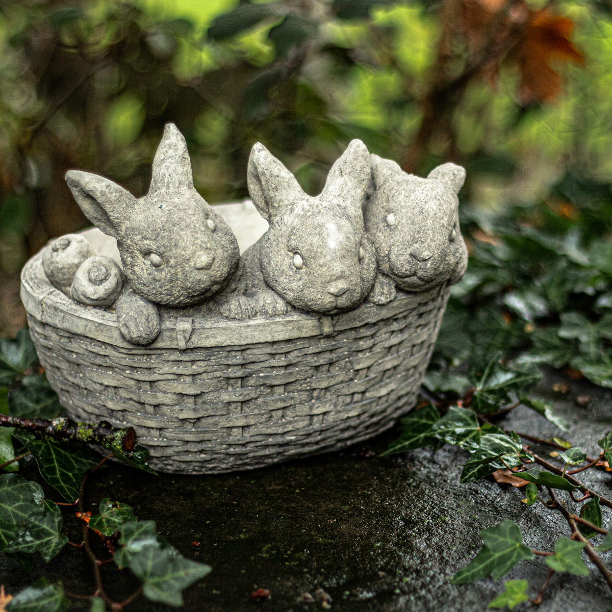 Steinfigur, Kaninchen im Korb, Tierfiguren Terrassen- und Gartendeko
