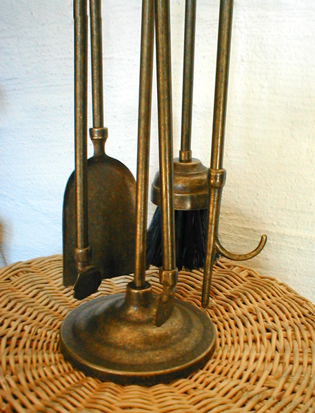 Kaminbesteck, brüniert im Antik-Stil, ländlich und dekorativ am Herdfeuer + Kaminofen