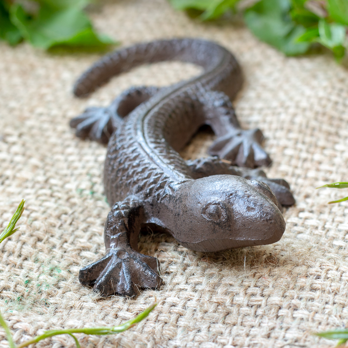 Hübscher Gecko Eidechse als Dekoration, Salamander aus Gusseisen, antikbraun