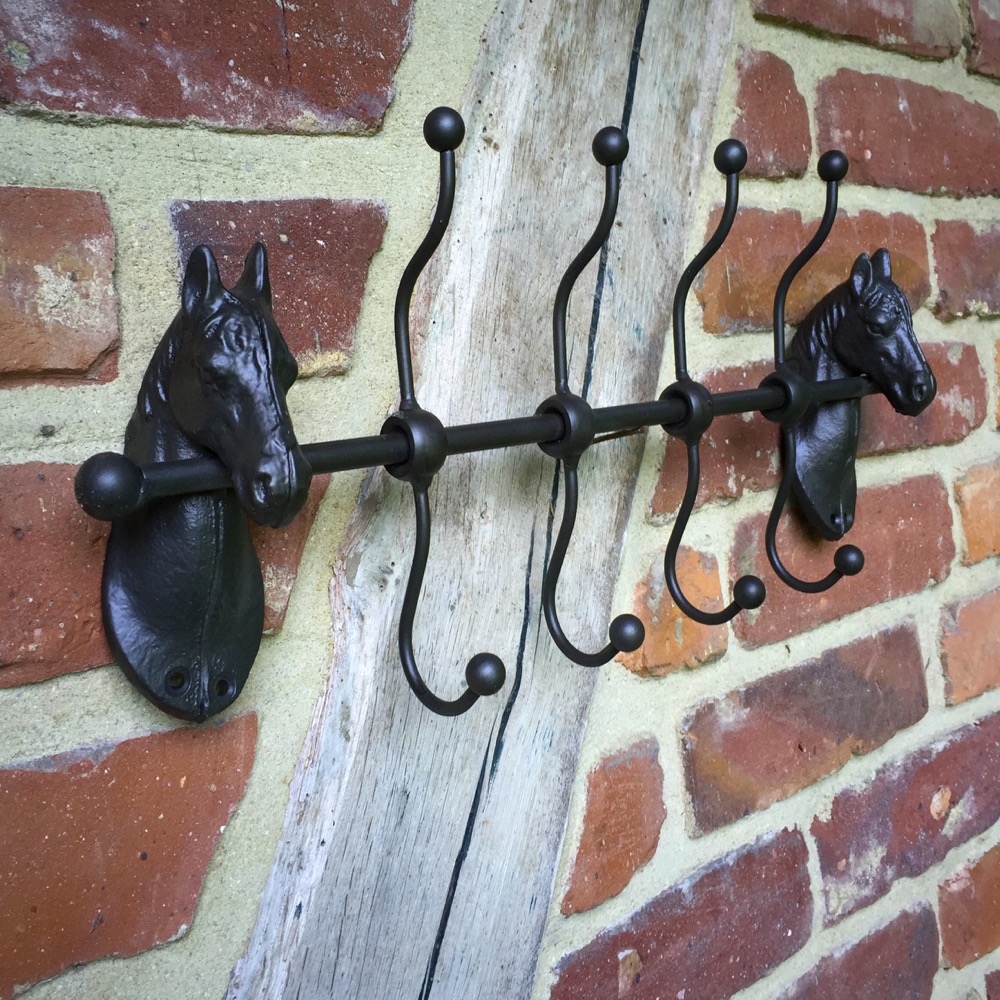 Garderobe mit Pferdeköpfen-schöne Flurgarderobe-Wandgarderobe Aufhänger Trensen