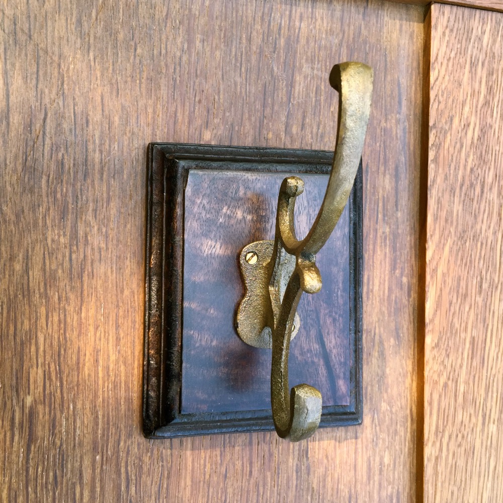 Garderobenhaken auf Antik Brett, Garderobe antik, Kolonialstil Flurgarderobe